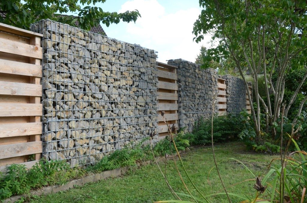 Blicks Professional Sichtschutzwand aus Gabionen mit Natursteinfüllung im Garten