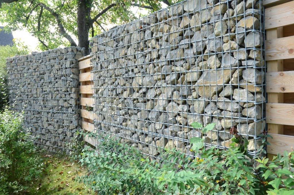 Blicks Professional Gabionenzaun mit Kalksteinfüllung und Holzelement