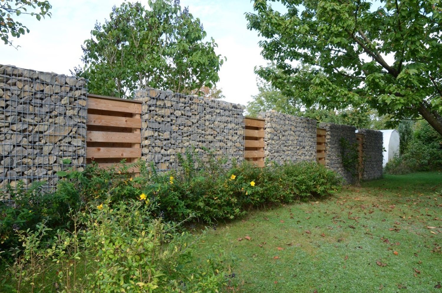 Blicks Professional Gabionenzaun mit Holzelementen als Grundstückseinfassung