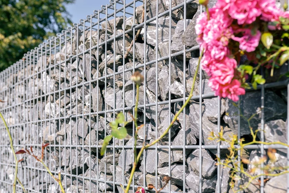 Schmale Gabionen als Sichtschutzzaun
